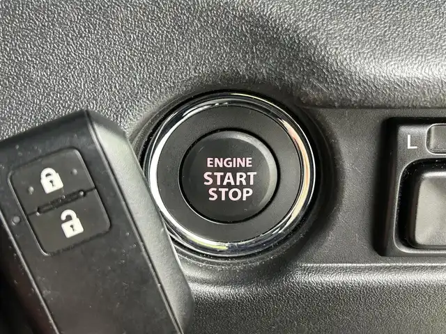 スズキ ジムニー シエラ JC 道央・札幌 2021(令3)年 0.8万km ジャングルグリーン ・パートタイム４WD（高低二段切替式）/・カロッツェリア８V型メモリーナビ/　CD/DVD/SD/BT/フルセグTV/・ステアリングスイッチ/・バックカメラ/・ドライブレコーダー前後/・ビルトインETC/・BATTLEZリフトアップセット(35~40mm)/・BATTLEZリヤラテラルロッド/・RAYS TEAM DAYTONA製１６インチAW/・オープンカントリーM/Tタイヤ（ホワイトレター）/・積込 社外１６インチAW＆冬タイヤ（225/70R16 残9分山）/・MBRO製LEDサンダーテールランプキット（シーケンシャル）/・SHOWA GARAGE製/　LEDフロントウィンカーランプ TYPE2 スモーク/　LEDサイドマーカー TYPE1 スモーク/インナーブラック/・純正革調シートカバー/・純正フロアマット/・デュアルカメラブレーキサポート/　衝突軽減ブレーキ/　レーンキープアシスト/　レーダークルーズコントロール/・横滑り防止装置/・ABS/・ダウンヒルアシストコントロール/・オートマチックハイビーム/・オートライト/・LEDヘッドライト/・フォグランプ/・ヘッドランプウォッシャー/・ドアミラーウィンカー/・D+N席シートヒーター/・プッシュスタート/・スマートキー/・スペアキー/・取/保