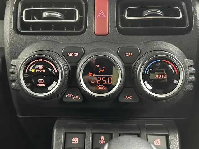 スズキ ジムニー シエラ JC 道央・札幌 2021(令3)年 0.8万km ジャングルグリーン ・パートタイム４WD（高低二段切替式）/・カロッツェリア８V型メモリーナビ/　CD/DVD/SD/BT/フルセグTV/・ステアリングスイッチ/・バックカメラ/・ドライブレコーダー前後/・ビルトインETC/・BATTLEZリフトアップセット(35~40mm)/・BATTLEZリヤラテラルロッド/・RAYS TEAM DAYTONA製１６インチAW/・オープンカントリーM/Tタイヤ（ホワイトレター）/・積込 社外１６インチAW＆冬タイヤ（225/70R16 残9分山）/・MBRO製LEDサンダーテールランプキット（シーケンシャル）/・SHOWA GARAGE製/　LEDフロントウィンカーランプ TYPE2 スモーク/　LEDサイドマーカー TYPE1 スモーク/インナーブラック/・純正革調シートカバー/・純正フロアマット/・デュアルカメラブレーキサポート/　衝突軽減ブレーキ/　レーンキープアシスト/　レーダークルーズコントロール/・横滑り防止装置/・ABS/・ダウンヒルアシストコントロール/・オートマチックハイビーム/・オートライト/・LEDヘッドライト/・フォグランプ/・ヘッドランプウォッシャー/・ドアミラーウィンカー/・D+N席シートヒーター/・プッシュスタート/・スマートキー/・スペアキー/・取/保