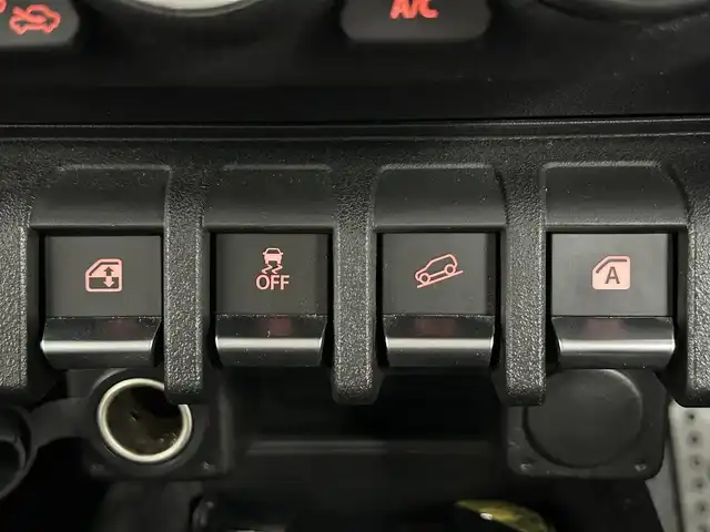 スズキ ジムニー シエラ JC 道央・札幌 2021(令3)年 0.8万km ジャングルグリーン ・パートタイム４WD（高低二段切替式）/・カロッツェリア８V型メモリーナビ/　CD/DVD/SD/BT/フルセグTV/・ステアリングスイッチ/・バックカメラ/・ドライブレコーダー前後/・ビルトインETC/・BATTLEZリフトアップセット(35~40mm)/・BATTLEZリヤラテラルロッド/・RAYS TEAM DAYTONA製１６インチAW/・オープンカントリーM/Tタイヤ（ホワイトレター）/・積込 社外１６インチAW＆冬タイヤ（225/70R16 残9分山）/・MBRO製LEDサンダーテールランプキット（シーケンシャル）/・SHOWA GARAGE製/　LEDフロントウィンカーランプ TYPE2 スモーク/　LEDサイドマーカー TYPE1 スモーク/インナーブラック/・純正革調シートカバー/・純正フロアマット/・デュアルカメラブレーキサポート/　衝突軽減ブレーキ/　レーンキープアシスト/　レーダークルーズコントロール/・横滑り防止装置/・ABS/・ダウンヒルアシストコントロール/・オートマチックハイビーム/・オートライト/・LEDヘッドライト/・フォグランプ/・ヘッドランプウォッシャー/・ドアミラーウィンカー/・D+N席シートヒーター/・プッシュスタート/・スマートキー/・スペアキー/・取/保