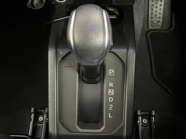 スズキ ジムニー シエラ JC 道央・札幌 2021(令3)年 0.8万km ジャングルグリーン ・パートタイム４WD（高低二段切替式）/・カロッツェリア８V型メモリーナビ/　CD/DVD/SD/BT/フルセグTV/・ステアリングスイッチ/・バックカメラ/・ドライブレコーダー前後/・ビルトインETC/・BATTLEZリフトアップセット(35~40mm)/・BATTLEZリヤラテラルロッド/・RAYS TEAM DAYTONA製１６インチAW/・オープンカントリーM/Tタイヤ（ホワイトレター）/・積込 社外１６インチAW＆冬タイヤ（225/70R16 残9分山）/・MBRO製LEDサンダーテールランプキット（シーケンシャル）/・SHOWA GARAGE製/　LEDフロントウィンカーランプ TYPE2 スモーク/　LEDサイドマーカー TYPE1 スモーク/インナーブラック/・純正革調シートカバー/・純正フロアマット/・デュアルカメラブレーキサポート/　衝突軽減ブレーキ/　レーンキープアシスト/　レーダークルーズコントロール/・横滑り防止装置/・ABS/・ダウンヒルアシストコントロール/・オートマチックハイビーム/・オートライト/・LEDヘッドライト/・フォグランプ/・ヘッドランプウォッシャー/・ドアミラーウィンカー/・D+N席シートヒーター/・プッシュスタート/・スマートキー/・スペアキー/・取/保