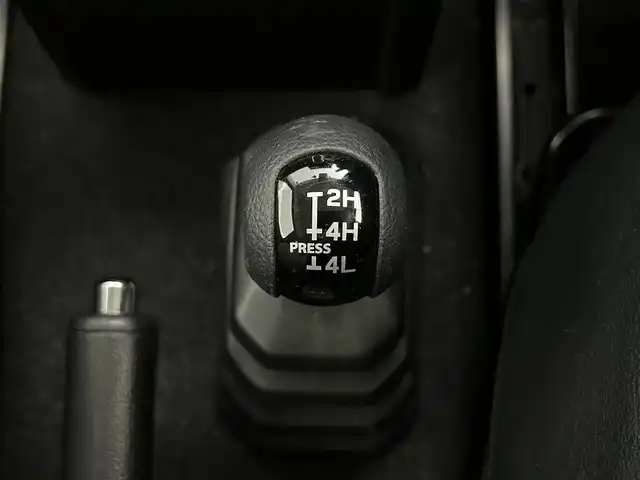 スズキ ジムニー シエラ JC 道央・札幌 2021(令3)年 0.8万km ジャングルグリーン ・パートタイム４WD（高低二段切替式）/・カロッツェリア８V型メモリーナビ/　CD/DVD/SD/BT/フルセグTV/・ステアリングスイッチ/・バックカメラ/・ドライブレコーダー前後/・ビルトインETC/・BATTLEZリフトアップセット(35~40mm)/・BATTLEZリヤラテラルロッド/・RAYS TEAM DAYTONA製１６インチAW/・オープンカントリーM/Tタイヤ（ホワイトレター）/・積込 社外１６インチAW＆冬タイヤ（225/70R16 残9分山）/・MBRO製LEDサンダーテールランプキット（シーケンシャル）/・SHOWA GARAGE製/　LEDフロントウィンカーランプ TYPE2 スモーク/　LEDサイドマーカー TYPE1 スモーク/インナーブラック/・純正革調シートカバー/・純正フロアマット/・デュアルカメラブレーキサポート/　衝突軽減ブレーキ/　レーンキープアシスト/　レーダークルーズコントロール/・横滑り防止装置/・ABS/・ダウンヒルアシストコントロール/・オートマチックハイビーム/・オートライト/・LEDヘッドライト/・フォグランプ/・ヘッドランプウォッシャー/・ドアミラーウィンカー/・D+N席シートヒーター/・プッシュスタート/・スマートキー/・スペアキー/・取/保