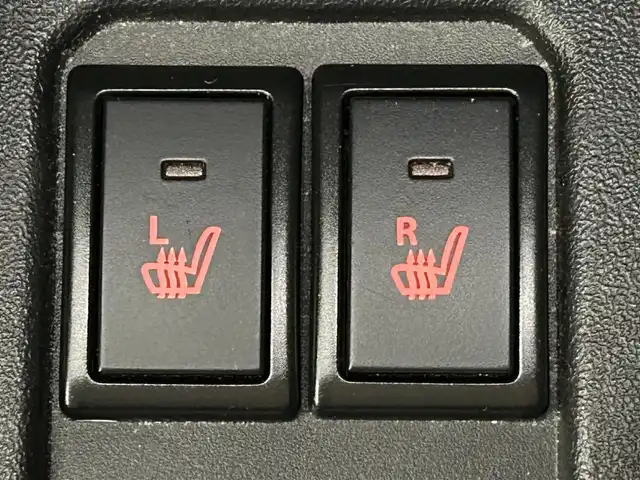 スズキ ジムニー シエラ JC 道央・札幌 2021(令3)年 0.8万km ジャングルグリーン ・パートタイム４WD（高低二段切替式）/・カロッツェリア８V型メモリーナビ/　CD/DVD/SD/BT/フルセグTV/・ステアリングスイッチ/・バックカメラ/・ドライブレコーダー前後/・ビルトインETC/・BATTLEZリフトアップセット(35~40mm)/・BATTLEZリヤラテラルロッド/・RAYS TEAM DAYTONA製１６インチAW/・オープンカントリーM/Tタイヤ（ホワイトレター）/・積込 社外１６インチAW＆冬タイヤ（225/70R16 残9分山）/・MBRO製LEDサンダーテールランプキット（シーケンシャル）/・SHOWA GARAGE製/　LEDフロントウィンカーランプ TYPE2 スモーク/　LEDサイドマーカー TYPE1 スモーク/インナーブラック/・純正革調シートカバー/・純正フロアマット/・デュアルカメラブレーキサポート/　衝突軽減ブレーキ/　レーンキープアシスト/　レーダークルーズコントロール/・横滑り防止装置/・ABS/・ダウンヒルアシストコントロール/・オートマチックハイビーム/・オートライト/・LEDヘッドライト/・フォグランプ/・ヘッドランプウォッシャー/・ドアミラーウィンカー/・D+N席シートヒーター/・プッシュスタート/・スマートキー/・スペアキー/・取/保