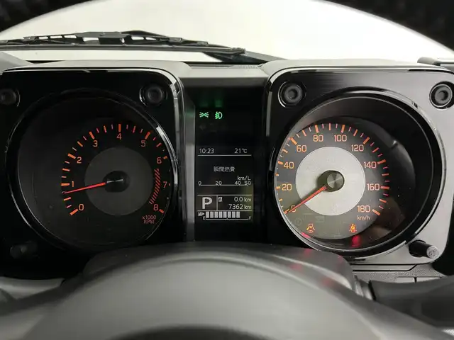 スズキ ジムニー シエラ JC 道央・札幌 2021(令3)年 0.8万km ジャングルグリーン ・パートタイム４WD（高低二段切替式）/・カロッツェリア８V型メモリーナビ/　CD/DVD/SD/BT/フルセグTV/・ステアリングスイッチ/・バックカメラ/・ドライブレコーダー前後/・ビルトインETC/・BATTLEZリフトアップセット(35~40mm)/・BATTLEZリヤラテラルロッド/・RAYS TEAM DAYTONA製１６インチAW/・オープンカントリーM/Tタイヤ（ホワイトレター）/・積込 社外１６インチAW＆冬タイヤ（225/70R16 残9分山）/・MBRO製LEDサンダーテールランプキット（シーケンシャル）/・SHOWA GARAGE製/　LEDフロントウィンカーランプ TYPE2 スモーク/　LEDサイドマーカー TYPE1 スモーク/インナーブラック/・純正革調シートカバー/・純正フロアマット/・デュアルカメラブレーキサポート/　衝突軽減ブレーキ/　レーンキープアシスト/　レーダークルーズコントロール/・横滑り防止装置/・ABS/・ダウンヒルアシストコントロール/・オートマチックハイビーム/・オートライト/・LEDヘッドライト/・フォグランプ/・ヘッドランプウォッシャー/・ドアミラーウィンカー/・D+N席シートヒーター/・プッシュスタート/・スマートキー/・スペアキー/・取/保