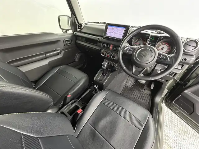 スズキ ジムニー シエラ JC 道央・札幌 2021(令3)年 0.8万km ジャングルグリーン ・パートタイム４WD（高低二段切替式）/・カロッツェリア８V型メモリーナビ/　CD/DVD/SD/BT/フルセグTV/・ステアリングスイッチ/・バックカメラ/・ドライブレコーダー前後/・ビルトインETC/・BATTLEZリフトアップセット(35~40mm)/・BATTLEZリヤラテラルロッド/・RAYS TEAM DAYTONA製１６インチAW/・オープンカントリーM/Tタイヤ（ホワイトレター）/・積込 社外１６インチAW＆冬タイヤ（225/70R16 残9分山）/・MBRO製LEDサンダーテールランプキット（シーケンシャル）/・SHOWA GARAGE製/　LEDフロントウィンカーランプ TYPE2 スモーク/　LEDサイドマーカー TYPE1 スモーク/インナーブラック/・純正革調シートカバー/・純正フロアマット/・デュアルカメラブレーキサポート/　衝突軽減ブレーキ/　レーンキープアシスト/　レーダークルーズコントロール/・横滑り防止装置/・ABS/・ダウンヒルアシストコントロール/・オートマチックハイビーム/・オートライト/・LEDヘッドライト/・フォグランプ/・ヘッドランプウォッシャー/・ドアミラーウィンカー/・D+N席シートヒーター/・プッシュスタート/・スマートキー/・スペアキー/・取/保