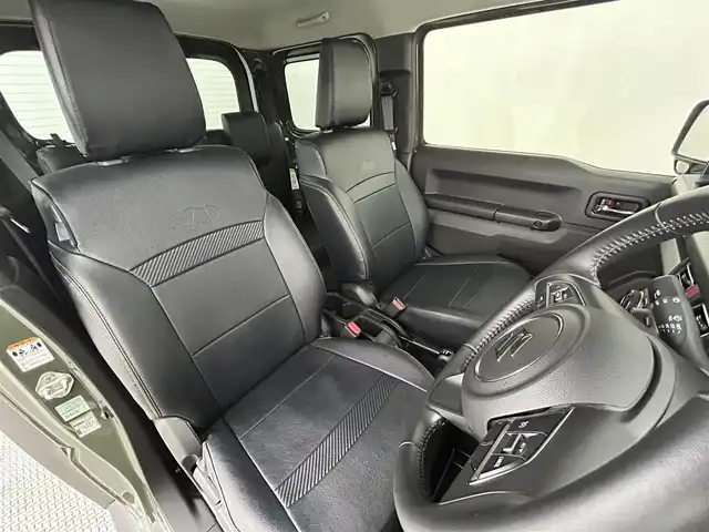 スズキ ジムニー シエラ JC 道央・札幌 2021(令3)年 0.8万km ジャングルグリーン ・パートタイム４WD（高低二段切替式）/・カロッツェリア８V型メモリーナビ/　CD/DVD/SD/BT/フルセグTV/・ステアリングスイッチ/・バックカメラ/・ドライブレコーダー前後/・ビルトインETC/・BATTLEZリフトアップセット(35~40mm)/・BATTLEZリヤラテラルロッド/・RAYS TEAM DAYTONA製１６インチAW/・オープンカントリーM/Tタイヤ（ホワイトレター）/・積込 社外１６インチAW＆冬タイヤ（225/70R16 残9分山）/・MBRO製LEDサンダーテールランプキット（シーケンシャル）/・SHOWA GARAGE製/　LEDフロントウィンカーランプ TYPE2 スモーク/　LEDサイドマーカー TYPE1 スモーク/インナーブラック/・純正革調シートカバー/・純正フロアマット/・デュアルカメラブレーキサポート/　衝突軽減ブレーキ/　レーンキープアシスト/　レーダークルーズコントロール/・横滑り防止装置/・ABS/・ダウンヒルアシストコントロール/・オートマチックハイビーム/・オートライト/・LEDヘッドライト/・フォグランプ/・ヘッドランプウォッシャー/・ドアミラーウィンカー/・D+N席シートヒーター/・プッシュスタート/・スマートキー/・スペアキー/・取/保