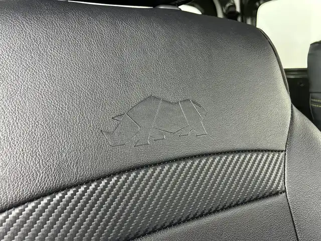 スズキ ジムニー シエラ JC 道央・札幌 2021(令3)年 0.8万km ジャングルグリーン ・パートタイム４WD（高低二段切替式）/・カロッツェリア８V型メモリーナビ/　CD/DVD/SD/BT/フルセグTV/・ステアリングスイッチ/・バックカメラ/・ドライブレコーダー前後/・ビルトインETC/・BATTLEZリフトアップセット(35~40mm)/・BATTLEZリヤラテラルロッド/・RAYS TEAM DAYTONA製１６インチAW/・オープンカントリーM/Tタイヤ（ホワイトレター）/・積込 社外１６インチAW＆冬タイヤ（225/70R16 残9分山）/・MBRO製LEDサンダーテールランプキット（シーケンシャル）/・SHOWA GARAGE製/　LEDフロントウィンカーランプ TYPE2 スモーク/　LEDサイドマーカー TYPE1 スモーク/インナーブラック/・純正革調シートカバー/・純正フロアマット/・デュアルカメラブレーキサポート/　衝突軽減ブレーキ/　レーンキープアシスト/　レーダークルーズコントロール/・横滑り防止装置/・ABS/・ダウンヒルアシストコントロール/・オートマチックハイビーム/・オートライト/・LEDヘッドライト/・フォグランプ/・ヘッドランプウォッシャー/・ドアミラーウィンカー/・D+N席シートヒーター/・プッシュスタート/・スマートキー/・スペアキー/・取/保