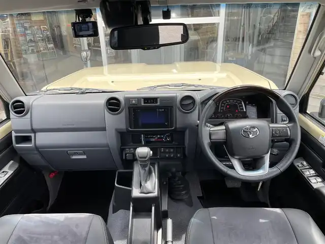 トヨタ ランドクルーザー AX 福島県 2024(令6)年 0.9万km ベージュ 社外ディスプレイオーディオ/BT.USB.CarPlay.Androidauto/黒合皮ハーフレザーシート/トヨタセーフティセンス/ドライブレコーダー/ETC/マッドガード/牽引フック/LEDオートライト/フォグランプ/ダウンヒルアシスト/フロントフォグランプ/純正アルミホイール