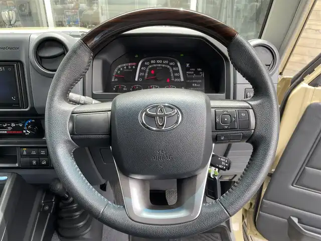 トヨタ ランドクルーザー AX 福島県 2024(令6)年 0.9万km ベージュ 社外ディスプレイオーディオ/BT.USB.CarPlay.Androidauto/黒合皮ハーフレザーシート/トヨタセーフティセンス/ドライブレコーダー/ETC/マッドガード/牽引フック/LEDオートライト/フォグランプ/ダウンヒルアシスト/フロントフォグランプ/純正アルミホイール