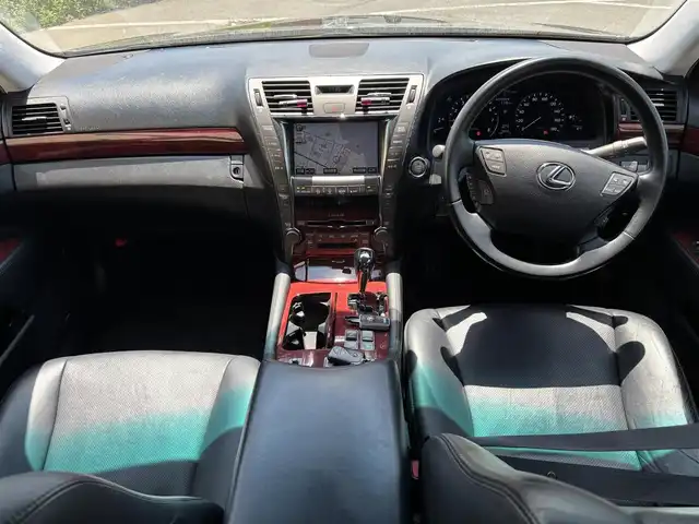 レクサス ＬＳ 460 東京都 2006(平18)年 9.9万km シルバー VDIM（VSC/TRC/ABS/アクティブステアリング統合制御）/ドア/トランクイージークローザー/HIDヘッドランプ/インテリジェントAFS/メッキドアモール/マフラーカッター一体型リアバンパー/オプティトロンメーター（自発光式アナログメーター）/TFTマルチインフォメーションディスプレイ/革巻きステアリングホイール/SRSエアバック （運転席/助手席/ニー/カーテン/前席サイド）/プラズマクラスター付運転席/助手席独立温度調整オートエアコン/パワーシート（運転席/助手席）ポジションメモリー（運転席）/アームレスト（後席中央）/ファブリックシート/電動サンシェード（リアウィンドウ）/G-Link/Gセキュリティ/イモビライザー/スマートエントリー/スタートシステム/HDDナビ/プレミアムサウンド（アナログTV/CD/MD/10スピーカー）/バックガイドモニター/ETC/ドライブレコーダー
