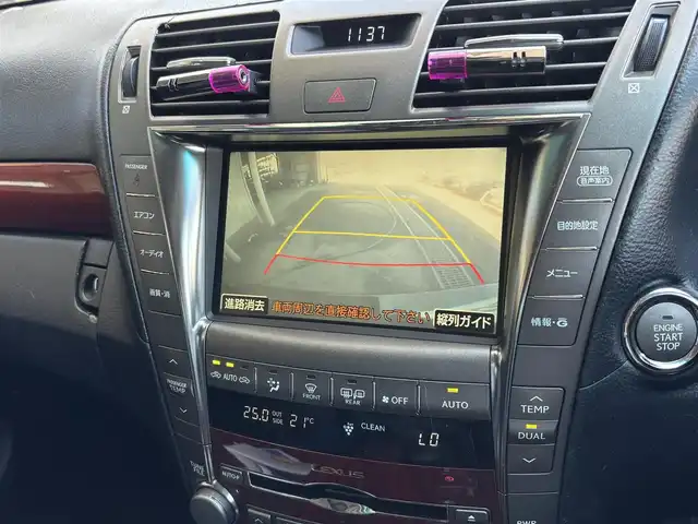 レクサス ＬＳ 460 東京都 2006(平18)年 9.9万km シルバー VDIM（VSC/TRC/ABS/アクティブステアリング統合制御）/ドア/トランクイージークローザー/HIDヘッドランプ/インテリジェントAFS/メッキドアモール/マフラーカッター一体型リアバンパー/オプティトロンメーター（自発光式アナログメーター）/TFTマルチインフォメーションディスプレイ/革巻きステアリングホイール/SRSエアバック （運転席/助手席/ニー/カーテン/前席サイド）/プラズマクラスター付運転席/助手席独立温度調整オートエアコン/パワーシート（運転席/助手席）ポジションメモリー（運転席）/アームレスト（後席中央）/ファブリックシート/電動サンシェード（リアウィンドウ）/G-Link/Gセキュリティ/イモビライザー/スマートエントリー/スタートシステム/HDDナビ/プレミアムサウンド（アナログTV/CD/MD/10スピーカー）/バックガイドモニター/ETC/ドライブレコーダー