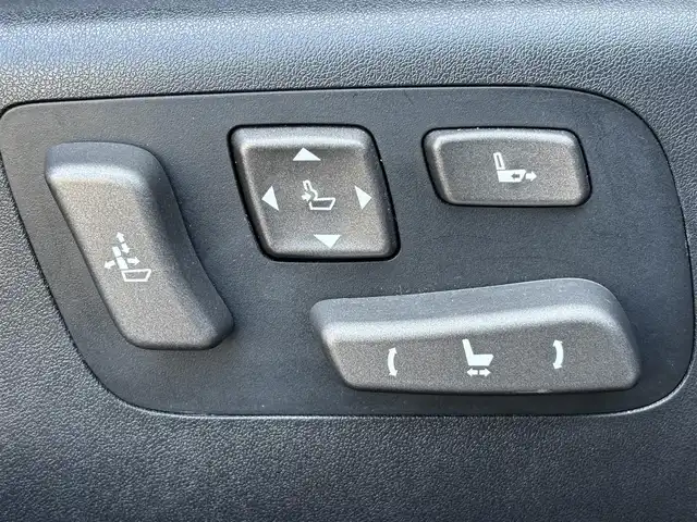 レクサス ＬＳ 460 東京都 2006(平18)年 9.9万km シルバー VDIM（VSC/TRC/ABS/アクティブステアリング統合制御）/ドア/トランクイージークローザー/HIDヘッドランプ/インテリジェントAFS/メッキドアモール/マフラーカッター一体型リアバンパー/オプティトロンメーター（自発光式アナログメーター）/TFTマルチインフォメーションディスプレイ/革巻きステアリングホイール/SRSエアバック （運転席/助手席/ニー/カーテン/前席サイド）/プラズマクラスター付運転席/助手席独立温度調整オートエアコン/パワーシート（運転席/助手席）ポジションメモリー（運転席）/アームレスト（後席中央）/ファブリックシート/電動サンシェード（リアウィンドウ）/G-Link/Gセキュリティ/イモビライザー/スマートエントリー/スタートシステム/HDDナビ/プレミアムサウンド（アナログTV/CD/MD/10スピーカー）/バックガイドモニター/ETC/ドライブレコーダー