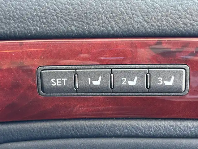 レクサス ＬＳ 460 東京都 2006(平18)年 9.9万km シルバー VDIM（VSC/TRC/ABS/アクティブステアリング統合制御）/ドア/トランクイージークローザー/HIDヘッドランプ/インテリジェントAFS/メッキドアモール/マフラーカッター一体型リアバンパー/オプティトロンメーター（自発光式アナログメーター）/TFTマルチインフォメーションディスプレイ/革巻きステアリングホイール/SRSエアバック （運転席/助手席/ニー/カーテン/前席サイド）/プラズマクラスター付運転席/助手席独立温度調整オートエアコン/パワーシート（運転席/助手席）ポジションメモリー（運転席）/アームレスト（後席中央）/ファブリックシート/電動サンシェード（リアウィンドウ）/G-Link/Gセキュリティ/イモビライザー/スマートエントリー/スタートシステム/HDDナビ/プレミアムサウンド（アナログTV/CD/MD/10スピーカー）/バックガイドモニター/ETC/ドライブレコーダー