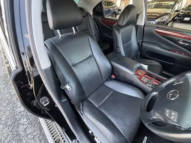 レクサス ＬＳ 460 東京都 2006(平18)年 9.9万km シルバー VDIM（VSC/TRC/ABS/アクティブステアリング統合制御）/ドア/トランクイージークローザー/HIDヘッドランプ/インテリジェントAFS/メッキドアモール/マフラーカッター一体型リアバンパー/オプティトロンメーター（自発光式アナログメーター）/TFTマルチインフォメーションディスプレイ/革巻きステアリングホイール/SRSエアバック （運転席/助手席/ニー/カーテン/前席サイド）/プラズマクラスター付運転席/助手席独立温度調整オートエアコン/パワーシート（運転席/助手席）ポジションメモリー（運転席）/アームレスト（後席中央）/ファブリックシート/電動サンシェード（リアウィンドウ）/G-Link/Gセキュリティ/イモビライザー/スマートエントリー/スタートシステム/HDDナビ/プレミアムサウンド（アナログTV/CD/MD/10スピーカー）/バックガイドモニター/ETC/ドライブレコーダー
