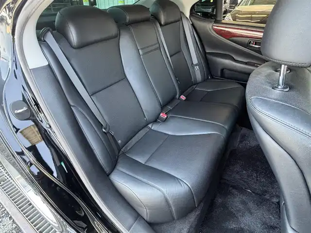 レクサス ＬＳ 460 東京都 2006(平18)年 9.9万km シルバー VDIM（VSC/TRC/ABS/アクティブステアリング統合制御）/ドア/トランクイージークローザー/HIDヘッドランプ/インテリジェントAFS/メッキドアモール/マフラーカッター一体型リアバンパー/オプティトロンメーター（自発光式アナログメーター）/TFTマルチインフォメーションディスプレイ/革巻きステアリングホイール/SRSエアバック （運転席/助手席/ニー/カーテン/前席サイド）/プラズマクラスター付運転席/助手席独立温度調整オートエアコン/パワーシート（運転席/助手席）ポジションメモリー（運転席）/アームレスト（後席中央）/ファブリックシート/電動サンシェード（リアウィンドウ）/G-Link/Gセキュリティ/イモビライザー/スマートエントリー/スタートシステム/HDDナビ/プレミアムサウンド（アナログTV/CD/MD/10スピーカー）/バックガイドモニター/ETC/ドライブレコーダー