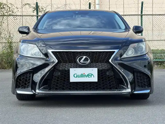 レクサス ＬＳ 460 東京都 2006(平18)年 9.9万km シルバー VDIM（VSC/TRC/ABS/アクティブステアリング統合制御）/ドア/トランクイージークローザー/HIDヘッドランプ/インテリジェントAFS/メッキドアモール/マフラーカッター一体型リアバンパー/オプティトロンメーター（自発光式アナログメーター）/TFTマルチインフォメーションディスプレイ/革巻きステアリングホイール/SRSエアバック （運転席/助手席/ニー/カーテン/前席サイド）/プラズマクラスター付運転席/助手席独立温度調整オートエアコン/パワーシート（運転席/助手席）ポジションメモリー（運転席）/アームレスト（後席中央）/ファブリックシート/電動サンシェード（リアウィンドウ）/G-Link/Gセキュリティ/イモビライザー/スマートエントリー/スタートシステム/HDDナビ/プレミアムサウンド（アナログTV/CD/MD/10スピーカー）/バックガイドモニター/ETC/ドライブレコーダー