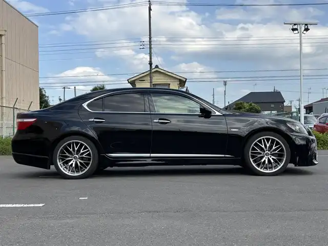 レクサス ＬＳ 460 東京都 2006(平18)年 9.9万km シルバー VDIM（VSC/TRC/ABS/アクティブステアリング統合制御）/ドア/トランクイージークローザー/HIDヘッドランプ/インテリジェントAFS/メッキドアモール/マフラーカッター一体型リアバンパー/オプティトロンメーター（自発光式アナログメーター）/TFTマルチインフォメーションディスプレイ/革巻きステアリングホイール/SRSエアバック （運転席/助手席/ニー/カーテン/前席サイド）/プラズマクラスター付運転席/助手席独立温度調整オートエアコン/パワーシート（運転席/助手席）ポジションメモリー（運転席）/アームレスト（後席中央）/ファブリックシート/電動サンシェード（リアウィンドウ）/G-Link/Gセキュリティ/イモビライザー/スマートエントリー/スタートシステム/HDDナビ/プレミアムサウンド（アナログTV/CD/MD/10スピーカー）/バックガイドモニター/ETC/ドライブレコーダー