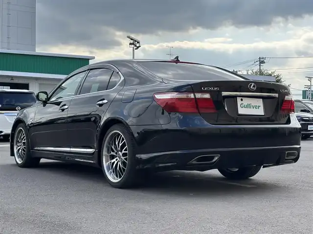 レクサス ＬＳ 460 東京都 2006(平18)年 9.9万km シルバー VDIM（VSC/TRC/ABS/アクティブステアリング統合制御）/ドア/トランクイージークローザー/HIDヘッドランプ/インテリジェントAFS/メッキドアモール/マフラーカッター一体型リアバンパー/オプティトロンメーター（自発光式アナログメーター）/TFTマルチインフォメーションディスプレイ/革巻きステアリングホイール/SRSエアバック （運転席/助手席/ニー/カーテン/前席サイド）/プラズマクラスター付運転席/助手席独立温度調整オートエアコン/パワーシート（運転席/助手席）ポジションメモリー（運転席）/アームレスト（後席中央）/ファブリックシート/電動サンシェード（リアウィンドウ）/G-Link/Gセキュリティ/イモビライザー/スマートエントリー/スタートシステム/HDDナビ/プレミアムサウンド（アナログTV/CD/MD/10スピーカー）/バックガイドモニター/ETC/ドライブレコーダー