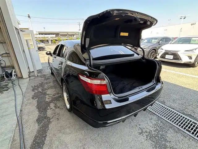 レクサス ＬＳ 460 東京都 2006(平18)年 9.9万km シルバー VDIM（VSC/TRC/ABS/アクティブステアリング統合制御）/ドア/トランクイージークローザー/HIDヘッドランプ/インテリジェントAFS/メッキドアモール/マフラーカッター一体型リアバンパー/オプティトロンメーター（自発光式アナログメーター）/TFTマルチインフォメーションディスプレイ/革巻きステアリングホイール/SRSエアバック （運転席/助手席/ニー/カーテン/前席サイド）/プラズマクラスター付運転席/助手席独立温度調整オートエアコン/パワーシート（運転席/助手席）ポジションメモリー（運転席）/アームレスト（後席中央）/ファブリックシート/電動サンシェード（リアウィンドウ）/G-Link/Gセキュリティ/イモビライザー/スマートエントリー/スタートシステム/HDDナビ/プレミアムサウンド（アナログTV/CD/MD/10スピーカー）/バックガイドモニター/ETC/ドライブレコーダー