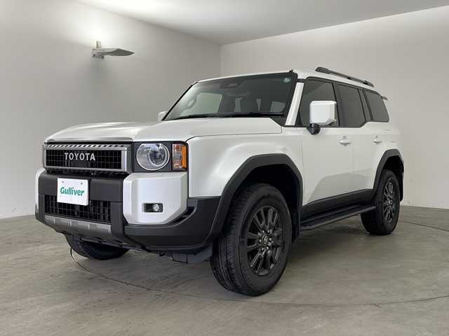 トヨタ ランドクルーザー ２５０ VX 兵庫県 2024(令6)年 0.9万km プラチナホワイトパールマイカ ・純正12.3インチディスプレイナビオーディオ/・Bluetooth/USB/HDMI//Apple car play/Android Auto/・パノラミックビューモニター/・サンルーフ/・トヨタセーフティセンス/・トヨタチームメイト/・プリクラッシュセーフティ/・プロアクティブドライビングアシスト/・ブラインドスポットモニター/・レーダークルーズコントロール/・レーンディバーチャーアラート/・後方車両接近告知/・安心降車アシスト/・周辺車両接近時サポート/・発進遅れ告知/・ロードサインアシスト/・レーンチェンジアシスト/・フロントクロストラフィックアラート/・リヤクロストラフィックアラート/・パーキングサポートブレーキ/・オートマチックハイビーム/・後退速度抑制/・クリアランスソナー/・Advanced　Drive/・パワーバックドア/・電動パーキングブレーキ/・オートホールド/・デジタルインナーミラー/・ステアリングヒーター/・運転席パワーシート/・前席シートヒーター/・前席ベンチレーション/・nanoeX/・オートワイパー/・ルーフレール/・丸目LEDオートライト/・純正アルミホイールタイヤ/・ビルトインETC2.0/・取扱説明書/・保証書/・スペアキー