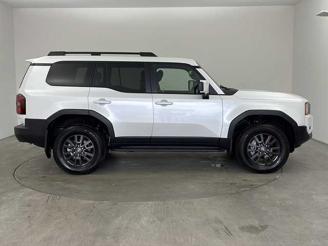 トヨタ ランドクルーザー ２５０ VX 兵庫県 2024(令6)年 0.9万km プラチナホワイトパールマイカ ・純正12.3インチディスプレイナビオーディオ/・Bluetooth/USB/HDMI//Apple car play/Android Auto/・パノラミックビューモニター/・サンルーフ/・トヨタセーフティセンス/・トヨタチームメイト/・プリクラッシュセーフティ/・プロアクティブドライビングアシスト/・ブラインドスポットモニター/・レーダークルーズコントロール/・レーンディバーチャーアラート/・後方車両接近告知/・安心降車アシスト/・周辺車両接近時サポート/・発進遅れ告知/・ロードサインアシスト/・レーンチェンジアシスト/・フロントクロストラフィックアラート/・リヤクロストラフィックアラート/・パーキングサポートブレーキ/・オートマチックハイビーム/・後退速度抑制/・クリアランスソナー/・Advanced　Drive/・パワーバックドア/・電動パーキングブレーキ/・オートホールド/・デジタルインナーミラー/・ステアリングヒーター/・運転席パワーシート/・前席シートヒーター/・前席ベンチレーション/・nanoeX/・オートワイパー/・ルーフレール/・丸目LEDオートライト/・純正アルミホイールタイヤ/・ビルトインETC2.0/・取扱説明書/・保証書/・スペアキー