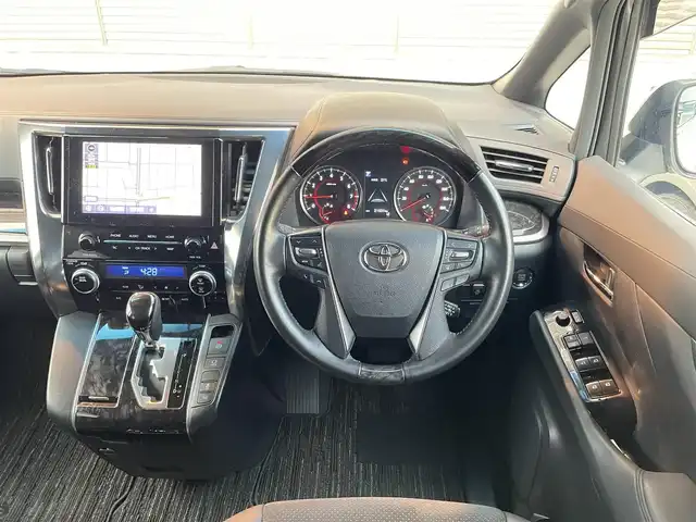 トヨタ アルファード S タイプゴールド 大阪府 2021(令3)年 2.2万km ホワイトパールクリスタルシャイン ワンオーナー/OP：T-Connectナビキッド/OP：CD・DVDデッキ/OP：TV＋AppleCarPlay＋AndroidAuto/前後ドライブレコーダー【TZ-D305W】/純正9インチディスプレイオーディオ/　フルセグTV/FM/AM/Bluetooth/ToyotaSafetySense/　・プリクラッシュセーフティ/　・レーントレーシングアシスト/　・レーダークルーズコントロール/　・ロードサインアシスト/　・アダプティブハイビームシステム/パワーバックドア/ハーフレザーシート/純正18インチアルミホイール/3眼LEDヘッドライト/LEDシーケンシャルターンランプ（フロント・リア）/後席用アクセサリーコンセント（AC100V・100W）/スペアキー1本