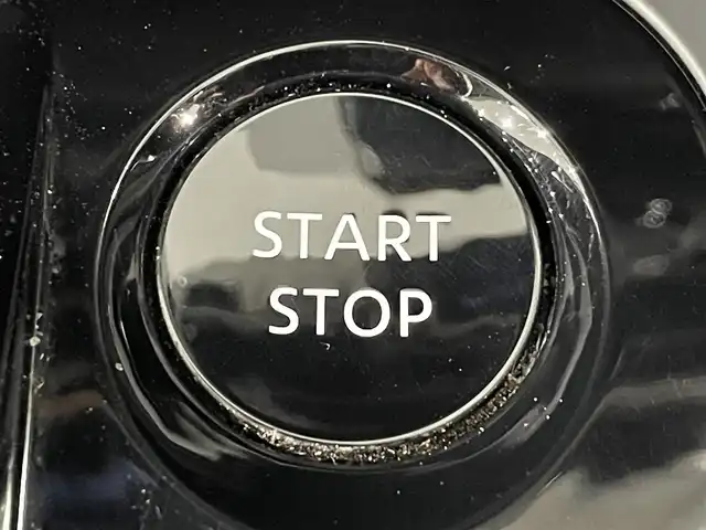 日産 ノート X 愛知県 2021(令3)年 2.2万km オーロラフレアブルーパール 純正９インチナビ　/（FM/AM/Bluetooth/USB/HDMI/AppleCarPlay/AndroidAuto/フルセグTV)/アラウンドビューモニター　/衝突軽減ブレーキ　/プロパイロット　/ブラインドスポットモニター　/ワイヤレス充電　/デジタルインナーミラー　/ビルトインＥＴＣ２．０　/ＳＯＳコール　/踏み間違い衝突防止/車線逸脱警報/標識検知機能/クリアランスソナー/ドライブレコーダー　/USB入力端子/オートライト/純正フロアマット/電動パーキングブレーキ