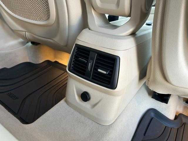 ＢＭＷ ２１８ｄ アクティブツアラー ラグジュアリー 埼玉県 2018(平30)年 3.1万km プラチナシルバー ワンオーナー　/白革シート　/純正ナビ　/アンビエントライト　/コンフォートアクセス　/パワーシート　/シートヒーター　/パワーバックドア　/バックカメラ　/前後ドライブレコーダー　/純正１６インチアルミホイール