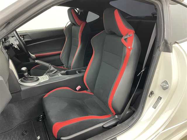 トヨタ ８６ GT 岡山県 2017(平29)年 6.5万km クリスタルホワイトパール モデリスタエアロ/純正ナビ/・FM/AM/Bluetooth/フルセグ/CD/DVD/バックカメラ/クルーズコントロール/LEDヘッドライト/・オートライト/・フォグライト/パドルシフト/プッシュスタート/・スマートキー/オートライト/純正フロアマット/純正17インチアルミ