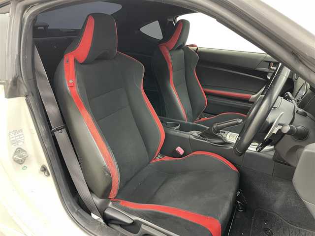 トヨタ ８６ GT 岡山県 2017(平29)年 6.5万km クリスタルホワイトパール モデリスタエアロ/純正ナビ/・FM/AM/Bluetooth/フルセグ/CD/DVD/バックカメラ/クルーズコントロール/LEDヘッドライト/・オートライト/・フォグライト/パドルシフト/プッシュスタート/・スマートキー/オートライト/純正フロアマット/純正17インチアルミ