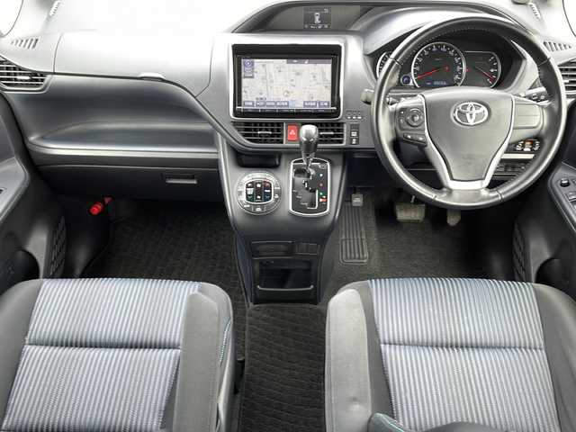 トヨタ ヴォクシー ZS 道東・釧路十勝 2014(平26)年 10.5万km ホワイトパールクリスタルシャイン 4WD/寒冷地仕様/純正ナビ　NSZT-Y64T/　(AM/FM/CD/DVD/BT)/フリップダウンモニター　ALPINE/エンジンスターター/ビルトインETC/バックカメラ/両側パワースライドドア/PWR/社外17インチAW/純正フロアマット/ドアバイザー/MTモード付AT/アイドリングストップ/パーキングアシスト/オートライト/オートマチックハイビーム/フォグランプ/盗難防止装置/ABS/横滑り防止装置/スペアキー/取扱説明書