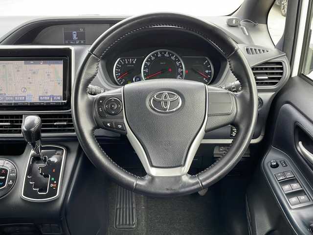 トヨタ ヴォクシー ZS 道東・釧路十勝 2014(平26)年 10.5万km ホワイトパールクリスタルシャイン 4WD/寒冷地仕様/純正ナビ　NSZT-Y64T/　(AM/FM/CD/DVD/BT)/フリップダウンモニター　ALPINE/エンジンスターター/ビルトインETC/バックカメラ/両側パワースライドドア/PWR/社外17インチAW/純正フロアマット/ドアバイザー/MTモード付AT/アイドリングストップ/パーキングアシスト/オートライト/オートマチックハイビーム/フォグランプ/盗難防止装置/ABS/横滑り防止装置/スペアキー/取扱説明書