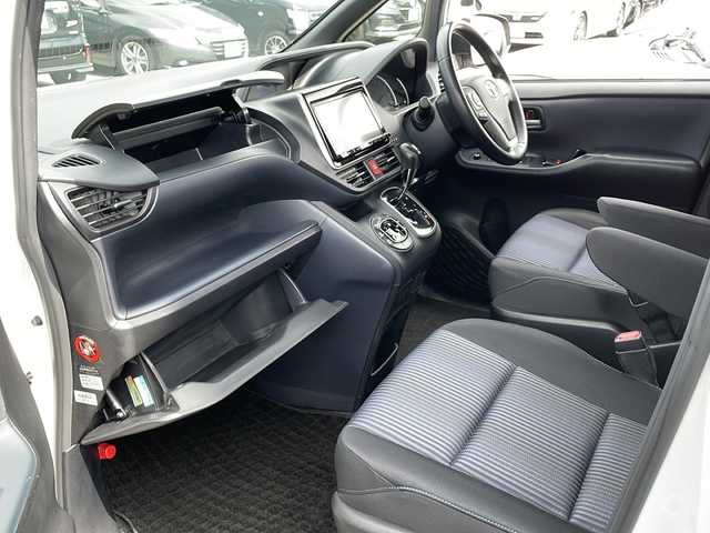 トヨタ ヴォクシー ZS 道東・釧路十勝 2014(平26)年 10.5万km ホワイトパールクリスタルシャイン 4WD/寒冷地仕様/純正ナビ　NSZT-Y64T/　(AM/FM/CD/DVD/BT)/フリップダウンモニター　ALPINE/エンジンスターター/ビルトインETC/バックカメラ/両側パワースライドドア/PWR/社外17インチAW/純正フロアマット/ドアバイザー/MTモード付AT/アイドリングストップ/パーキングアシスト/オートライト/オートマチックハイビーム/フォグランプ/盗難防止装置/ABS/横滑り防止装置/スペアキー/取扱説明書