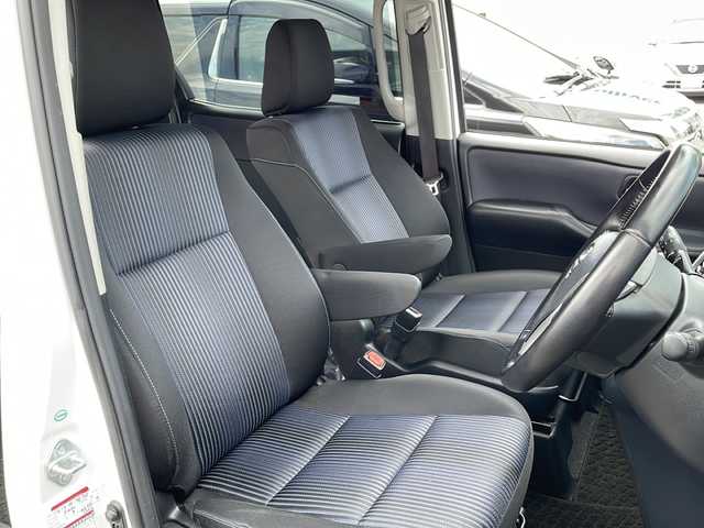 トヨタ ヴォクシー ZS 道東・釧路十勝 2014(平26)年 10.5万km ホワイトパールクリスタルシャイン 4WD/寒冷地仕様/純正ナビ　NSZT-Y64T/　(AM/FM/CD/DVD/BT)/フリップダウンモニター　ALPINE/エンジンスターター/ビルトインETC/バックカメラ/両側パワースライドドア/PWR/社外17インチAW/純正フロアマット/ドアバイザー/MTモード付AT/アイドリングストップ/パーキングアシスト/オートライト/オートマチックハイビーム/フォグランプ/盗難防止装置/ABS/横滑り防止装置/スペアキー/取扱説明書