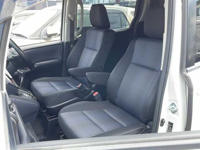 トヨタ ヴォクシー ZS 道東・釧路十勝 2014(平26)年 10.5万km ホワイトパールクリスタルシャイン 4WD/寒冷地仕様/純正ナビ　NSZT-Y64T/　(AM/FM/CD/DVD/BT)/フリップダウンモニター　ALPINE/エンジンスターター/ビルトインETC/バックカメラ/両側パワースライドドア/PWR/社外17インチAW/純正フロアマット/ドアバイザー/MTモード付AT/アイドリングストップ/パーキングアシスト/オートライト/オートマチックハイビーム/フォグランプ/盗難防止装置/ABS/横滑り防止装置/スペアキー/取扱説明書
