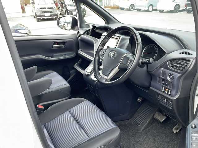 トヨタ ヴォクシー ZS 道東・釧路十勝 2014(平26)年 10.5万km ホワイトパールクリスタルシャイン 4WD/寒冷地仕様/純正ナビ　NSZT-Y64T/　(AM/FM/CD/DVD/BT)/フリップダウンモニター　ALPINE/エンジンスターター/ビルトインETC/バックカメラ/両側パワースライドドア/PWR/社外17インチAW/純正フロアマット/ドアバイザー/MTモード付AT/アイドリングストップ/パーキングアシスト/オートライト/オートマチックハイビーム/フォグランプ/盗難防止装置/ABS/横滑り防止装置/スペアキー/取扱説明書
