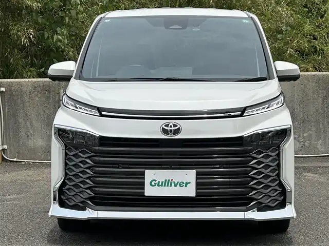 トヨタ ヴォクシー S－Z 愛知県 2023(令5)年 1.7万km ホワイトパールクリスタルシャイン ワンオーナー/純正ディスプレイオーディオ/・ナビ/AM/FM/BT/フルセグTV/HDMI/バックカメラ/全方位カメラ/両側パワースライドドア/パワーバックドア/フリップダウンモニター/前席シートヒーター/2列目シートヒーター/2列目オットマン/ステアリングヒーター/ステアリングスイッチ/追従クルーズコントロール/オートライト/オートハイビーム/MT付AT/LDA/PCS/PDA/コーナーセンサー/RCD/PKSB/RSA/フロアマット/ドアバイザー/ビルトインETC2.0/取扱説明書/ナビ取扱説明書/スペアキー/保証書