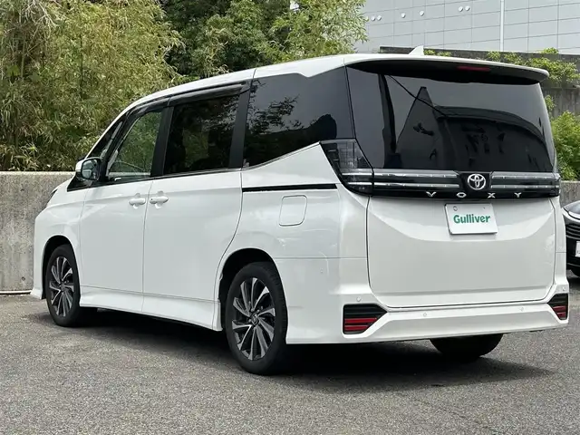 トヨタ ヴォクシー S－Z 愛知県 2023(令5)年 1.7万km ホワイトパールクリスタルシャイン ワンオーナー/純正ディスプレイオーディオ/・ナビ/AM/FM/BT/フルセグTV/HDMI/バックカメラ/全方位カメラ/両側パワースライドドア/パワーバックドア/フリップダウンモニター/前席シートヒーター/2列目シートヒーター/2列目オットマン/ステアリングヒーター/ステアリングスイッチ/追従クルーズコントロール/オートライト/オートハイビーム/MT付AT/LDA/PCS/PDA/コーナーセンサー/RCD/PKSB/RSA/フロアマット/ドアバイザー/ビルトインETC2.0/取扱説明書/ナビ取扱説明書/スペアキー/保証書
