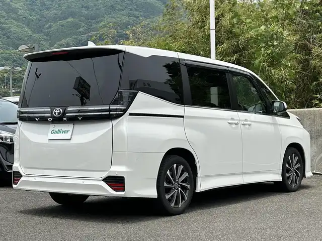 トヨタ ヴォクシー S－Z 愛知県 2023(令5)年 1.7万km ホワイトパールクリスタルシャイン ワンオーナー/純正ディスプレイオーディオ/・ナビ/AM/FM/BT/フルセグTV/HDMI/バックカメラ/全方位カメラ/両側パワースライドドア/パワーバックドア/フリップダウンモニター/前席シートヒーター/2列目シートヒーター/2列目オットマン/ステアリングヒーター/ステアリングスイッチ/追従クルーズコントロール/オートライト/オートハイビーム/MT付AT/LDA/PCS/PDA/コーナーセンサー/RCD/PKSB/RSA/フロアマット/ドアバイザー/ビルトインETC2.0/取扱説明書/ナビ取扱説明書/スペアキー/保証書