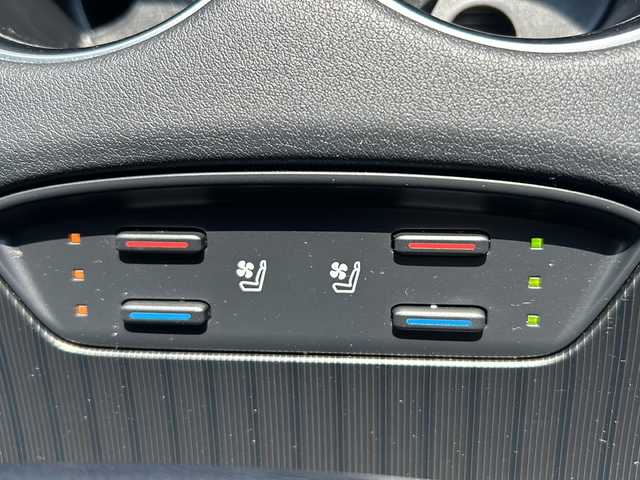 トヨタ ハリアー ハイブリッド Z レザーパッケージ 山形県 2020(令2)年 3.5万km ホワイトパールクリスタルシャイン 調光パノラマルーフ/JBLプレミアムサウンドシステム/純正１２．３インチディスプレイオーディオ/Bluetooth/パノラミックビューモニター/追従型クルーズコントロール/デジタルインナーミラー/オートハイビーム/LEDヘッドライト/ビルトインETC２．０/前席シートヒーター/ステアリングヒーター/前席エアシート/前席パワーシート/パワーバックドア/オートブレーキホールド/ブラインドスポットモニター/衝突軽減ブレーキシステム/車線逸脱防止システム/横滑り防止装置/踏み間違い防止装置/純正ドライブレコーダー/純正AW/コーナーセンサー/純正フロアマット/ステアリングスイッチ/ウィンカーミラー/プッシュスタート
