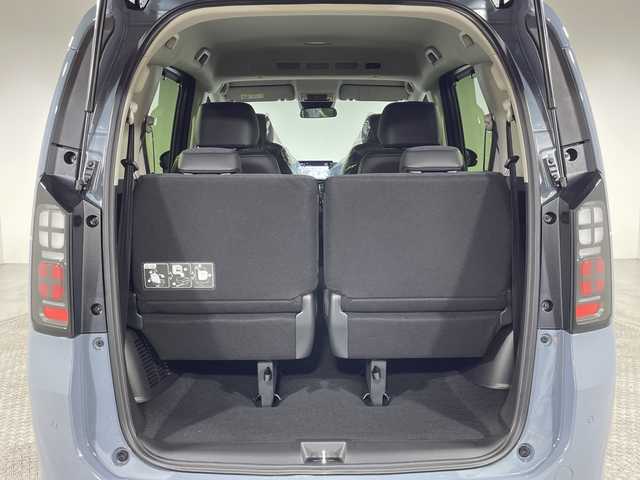 ホンダ フリード ハイブリット e:HEV AIR EX 神奈川県 2025(令7)年 0.1千km ソニックグレーパール 登録済未使用車/純正9型ディスプレイオーディオ【LXM-242ZFNI】/ホンダコネクトナビ/フルセグ　Bluetooth　AM FM　USB　iPod　/両側電動スライドドア【サンシェード】/ホンダセンシング/CMBS衝突軽減ブレーキ/誤発進抑制機能/急アクセル抑制機能/路外逸脱抑制機能/アダブティブクルーズコントロール/LKAS車線維持支援システム/先行車発進お知らせ機能/標識認識機能/ブラインドスポットインフォメーション/パーキングセンサーシステム/後退出庫サポート/オートハイビーム/革巻きステアリング/前席シートヒーター/ECON/電動パーキングブレーキ/オートブレーキホールド/プッシュスタート/スマートキー/純正15インチアルミホイール/LEDヘッドランプ/オートライト/スペアキー