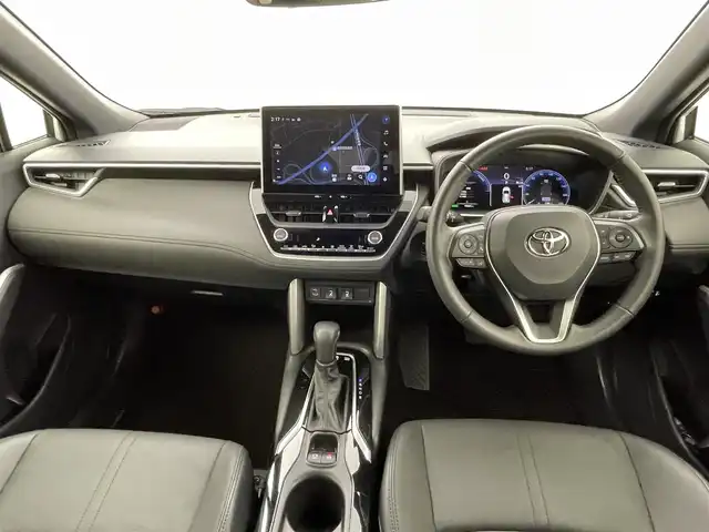 トヨタ カローラ クロス ハイブリッド Z 熊本県 2024(令6)年 1.5万km プラチナホワイトパールマイカ 純正ナビ（ＡＭ・ＦＭ・フルセグ・ＢＴ・HDMI）/バックカメラ　/ビルトインＥＴＣ２．０　/純正前後ドライブレコーダー　/前後クリアランスソナー　/レーダークルーズコントロール　/前席シートヒーター　/運転席パワーシート/パワーバックドア/ルーフレール/ハーフレザーシート/純正フロアマット/純正１８インチAW/オートライト/オートマチックハイビーム/LEDヘッドライト/フォグランプ/スマートキー/プッシュスタート/取扱説明書