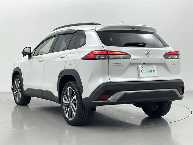 トヨタ カローラ クロス ハイブリッド Z 熊本県 2024(令6)年 1.5万km プラチナホワイトパールマイカ 純正ナビ（ＡＭ・ＦＭ・フルセグ・ＢＴ・HDMI）/バックカメラ　/ビルトインＥＴＣ２．０　/純正前後ドライブレコーダー　/前後クリアランスソナー　/レーダークルーズコントロール　/前席シートヒーター　/運転席パワーシート/パワーバックドア/ルーフレール/ハーフレザーシート/純正フロアマット/純正１８インチAW/オートライト/オートマチックハイビーム/LEDヘッドライト/フォグランプ/スマートキー/プッシュスタート/取扱説明書