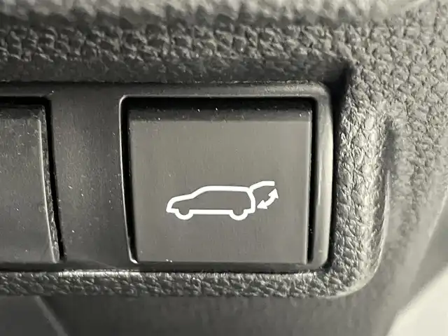 トヨタ カローラ クロス ハイブリッド Z 熊本県 2024(令6)年 1.5万km プラチナホワイトパールマイカ 純正ナビ（ＡＭ・ＦＭ・フルセグ・ＢＴ・HDMI）/バックカメラ　/ビルトインＥＴＣ２．０　/純正前後ドライブレコーダー　/前後クリアランスソナー　/レーダークルーズコントロール　/前席シートヒーター　/運転席パワーシート/パワーバックドア/ルーフレール/ハーフレザーシート/純正フロアマット/純正１８インチAW/オートライト/オートマチックハイビーム/LEDヘッドライト/フォグランプ/スマートキー/プッシュスタート/取扱説明書