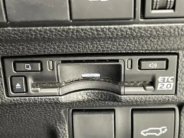 トヨタ カローラ クロス ハイブリッド Z 熊本県 2024(令6)年 1.5万km プラチナホワイトパールマイカ 純正ナビ（ＡＭ・ＦＭ・フルセグ・ＢＴ・HDMI）/バックカメラ　/ビルトインＥＴＣ２．０　/純正前後ドライブレコーダー　/前後クリアランスソナー　/レーダークルーズコントロール　/前席シートヒーター　/運転席パワーシート/パワーバックドア/ルーフレール/ハーフレザーシート/純正フロアマット/純正１８インチAW/オートライト/オートマチックハイビーム/LEDヘッドライト/フォグランプ/スマートキー/プッシュスタート/取扱説明書