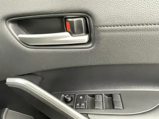 トヨタ カローラ クロス ハイブリッド Z 熊本県 2024(令6)年 1.5万km プラチナホワイトパールマイカ 純正ナビ（ＡＭ・ＦＭ・フルセグ・ＢＴ・HDMI）/バックカメラ　/ビルトインＥＴＣ２．０　/純正前後ドライブレコーダー　/前後クリアランスソナー　/レーダークルーズコントロール　/前席シートヒーター　/運転席パワーシート/パワーバックドア/ルーフレール/ハーフレザーシート/純正フロアマット/純正１８インチAW/オートライト/オートマチックハイビーム/LEDヘッドライト/フォグランプ/スマートキー/プッシュスタート/取扱説明書