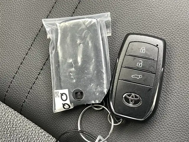 トヨタ カローラ クロス ハイブリッド Z 熊本県 2024(令6)年 1.5万km プラチナホワイトパールマイカ 純正ナビ（ＡＭ・ＦＭ・フルセグ・ＢＴ・HDMI）/バックカメラ　/ビルトインＥＴＣ２．０　/純正前後ドライブレコーダー　/前後クリアランスソナー　/レーダークルーズコントロール　/前席シートヒーター　/運転席パワーシート/パワーバックドア/ルーフレール/ハーフレザーシート/純正フロアマット/純正１８インチAW/オートライト/オートマチックハイビーム/LEDヘッドライト/フォグランプ/スマートキー/プッシュスタート/取扱説明書