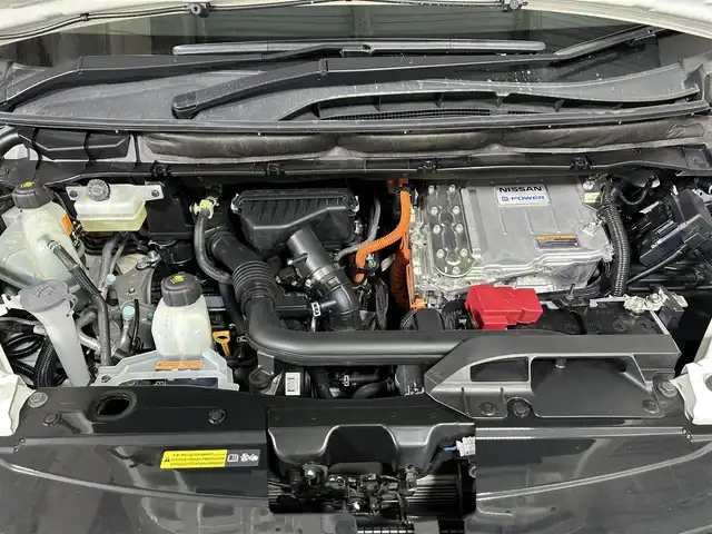 日産 セレナ e－パワー ハイウェイスター V 佐賀県 2020(令2)年 6.7万km ブリリアントホワイトパール 純正10インチナビ/フルセグTV/CD/DVD/Bluetooth/衝突被害軽減システム/全方位カメラ/クルーズコントロール/横滑り防止装置/クリアランスソナー/オートライト/LEDヘッドライト/フォグライト/純正前方ドライブレコーダー/ロードサインアシスト/ブラインドスポットモニター/両側パワースライドドア/ハンズフリー対応/ISOFIX対応シート/ビルトインETC/後席サンシェード/シートバックテーブル/純正15インチアルミホイール/純正フロアマット/スマートキー/スペアキー×１