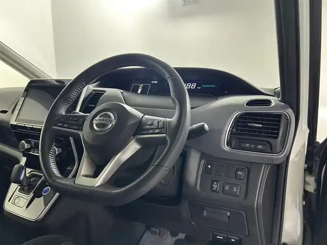 日産 セレナ e－パワー ハイウェイスター V 佐賀県 2020(令2)年 6.7万km ブリリアントホワイトパール 純正10インチナビ/フルセグTV/CD/DVD/Bluetooth/衝突被害軽減システム/全方位カメラ/クルーズコントロール/横滑り防止装置/クリアランスソナー/オートライト/LEDヘッドライト/フォグライト/純正前方ドライブレコーダー/ロードサインアシスト/ブラインドスポットモニター/両側パワースライドドア/ハンズフリー対応/ISOFIX対応シート/ビルトインETC/後席サンシェード/シートバックテーブル/純正15インチアルミホイール/純正フロアマット/スマートキー/スペアキー×１