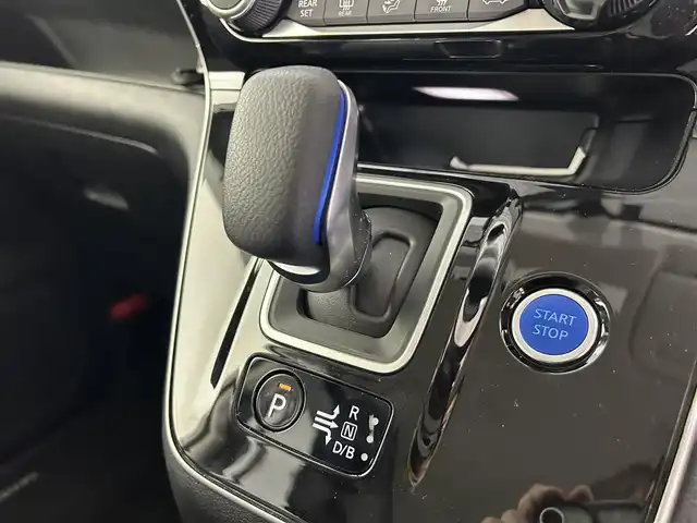 日産 セレナ e－パワー ハイウェイスター V 佐賀県 2020(令2)年 6.7万km ブリリアントホワイトパール 純正10インチナビ/フルセグTV/CD/DVD/Bluetooth/衝突被害軽減システム/全方位カメラ/クルーズコントロール/横滑り防止装置/クリアランスソナー/オートライト/LEDヘッドライト/フォグライト/純正前方ドライブレコーダー/ロードサインアシスト/ブラインドスポットモニター/両側パワースライドドア/ハンズフリー対応/ISOFIX対応シート/ビルトインETC/後席サンシェード/シートバックテーブル/純正15インチアルミホイール/純正フロアマット/スマートキー/スペアキー×１