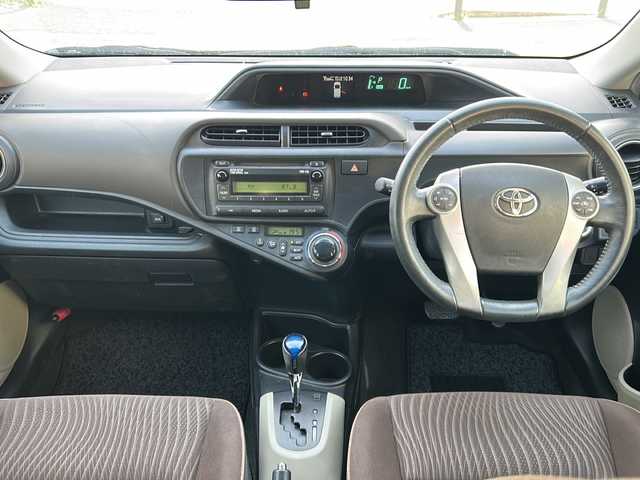 トヨタ アクア G 沖縄県 2012(平24)年 9.4万km クールソーダメタリック 純正オーディオ　/（ＡＭ／ＦＭ／ＣＤ）　/オートライト　/スマートキー　/純正フロアマット　/プッシュスタート　/横滑り防止装置　/パワーステアリング　/パワーウィンドウ　/ベンチシート　/オートエアコン　/ベンチシート